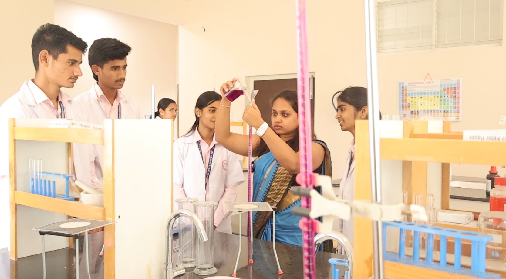 Students studying at Universal School of Administration